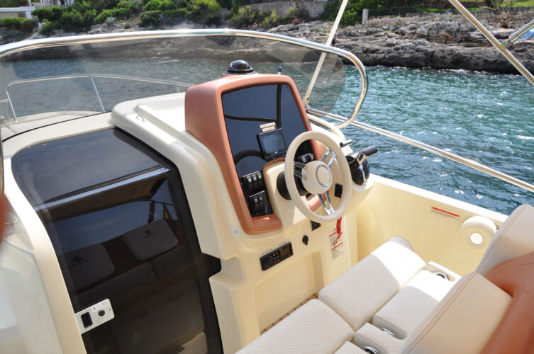 Lancha motora Invictus 240 CX Mallorca 1