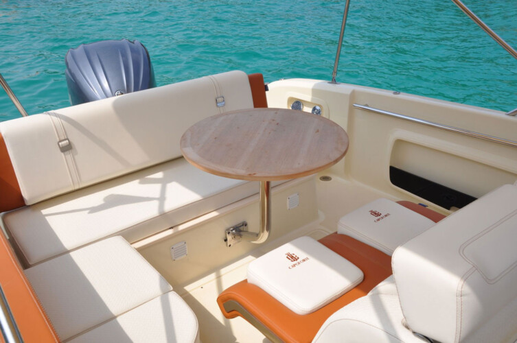 Lancha motora Invictus 240 CX Mallorca 6