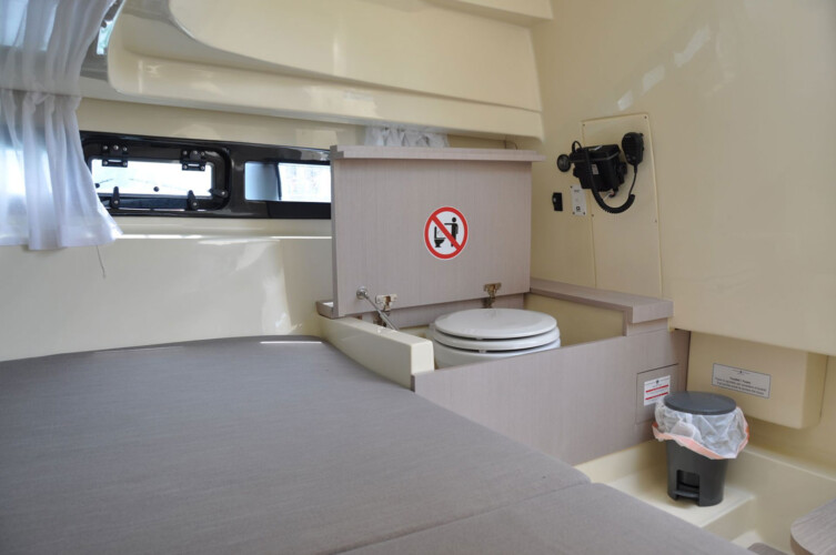 Lancha motora Invictus 240 CX Mallorca 9