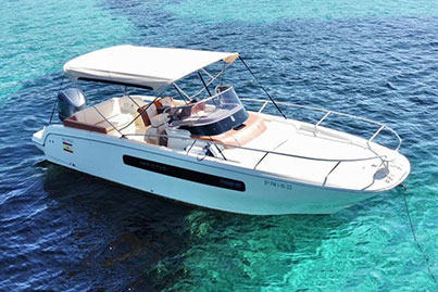 alquilar barco a motor Invictus Capoforte CX 270 Cala Petita Mallorca