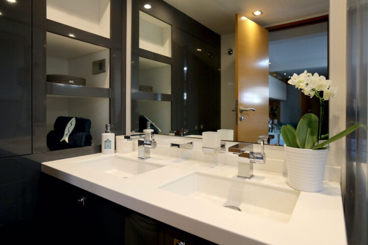 Catamaran Fountaine Pajot Victoria 67 LIR Majorque 3